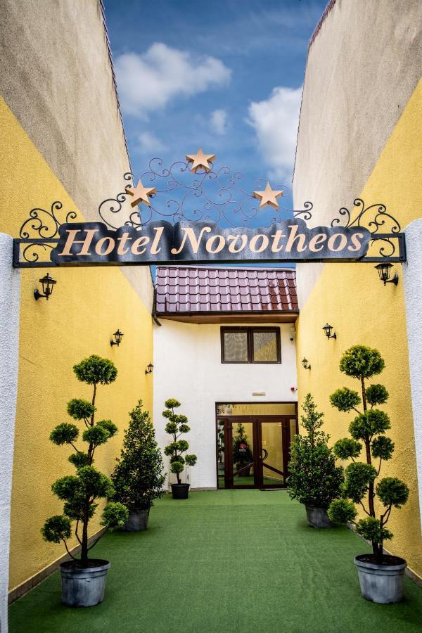 Hotel Novotheos 오라데아 외부 사진