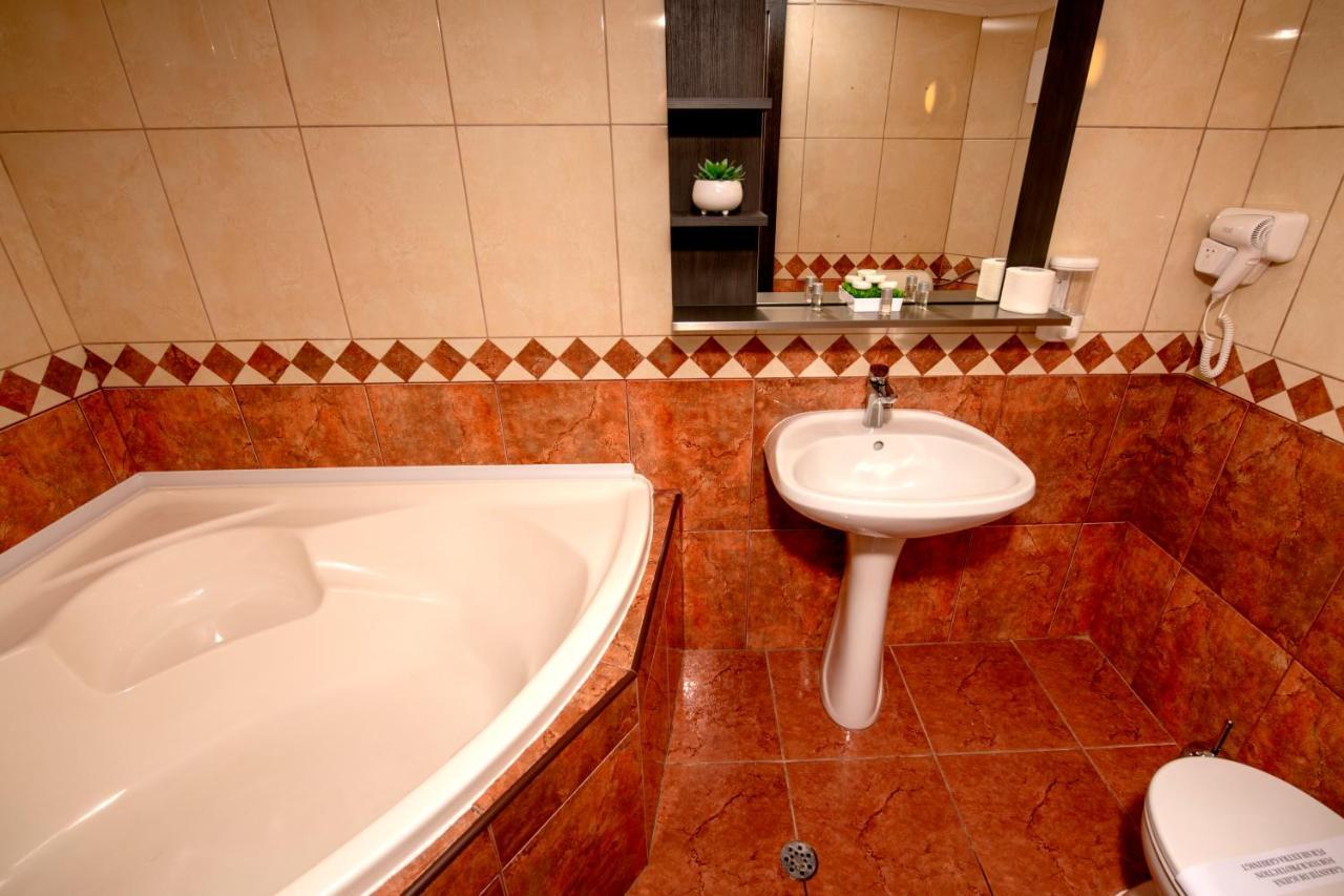 Hotel Novotheos 오라데아 외부 사진