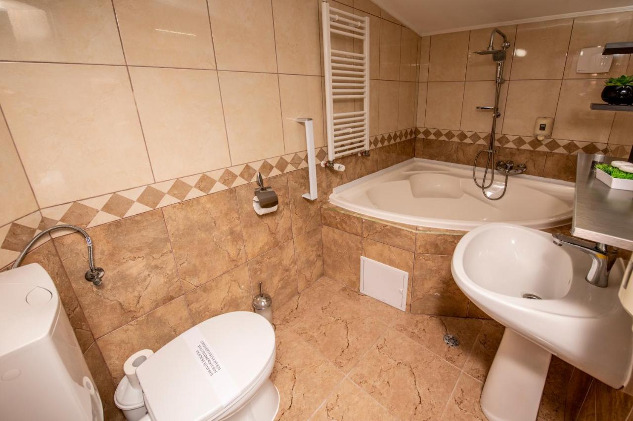 Hotel Novotheos 오라데아 외부 사진