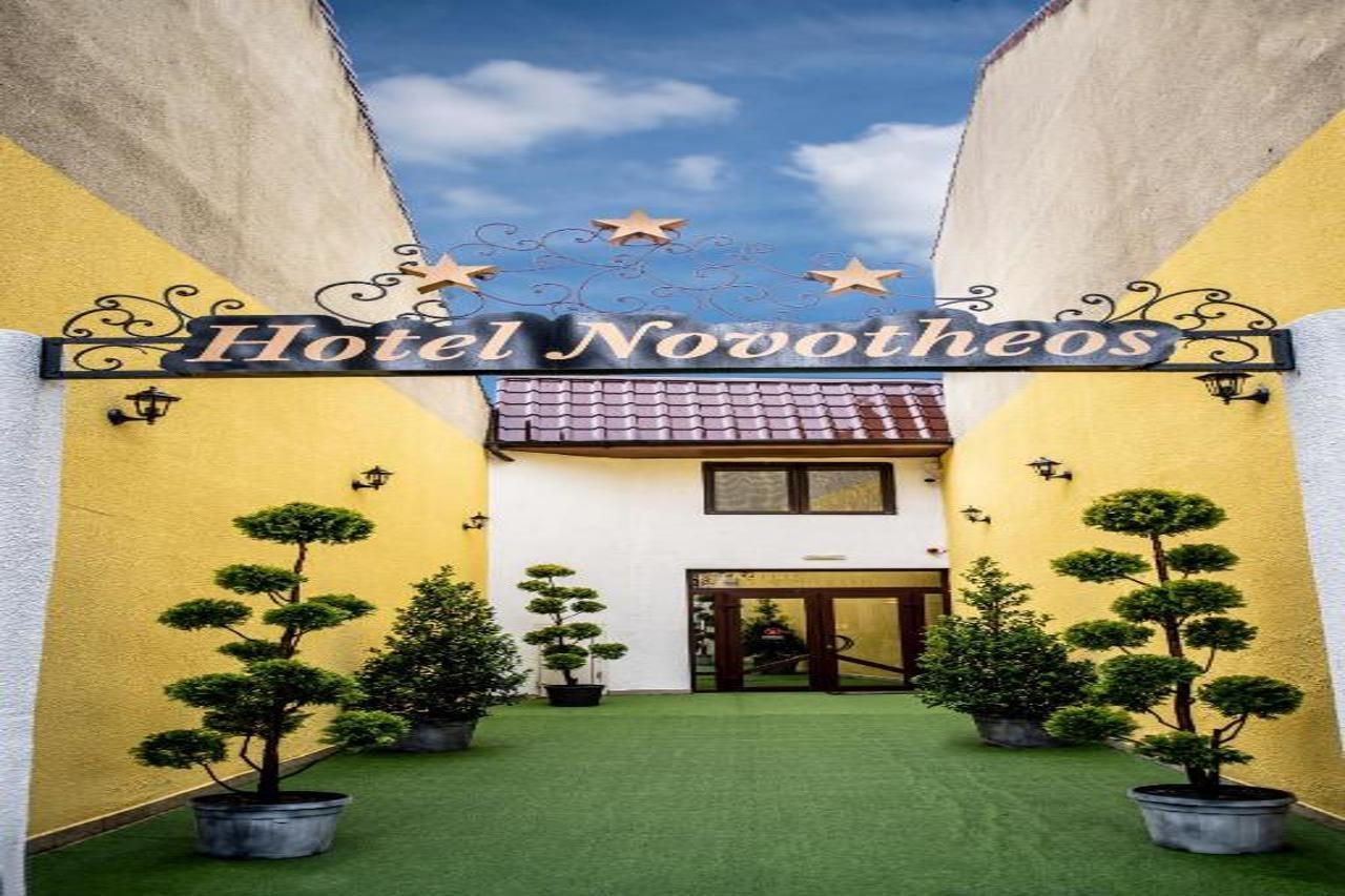 Hotel Novotheos 오라데아 외부 사진